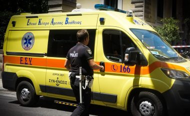 Aksident i rëndë në Greqi, fëmija 4-vjeçar lëshon frenat e dorës në makinën e të atit, përfundon nën rrota