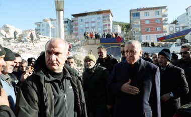 Erdogan viziton sot qytetet e tjera të goditura nga tërmeti