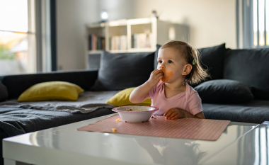 Pse nuk duhet t’i lini fëmijët tuaj të hanë para një ekrani