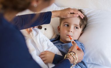 Mjekët ngrenë alarmin: Një në 3 prindër jep ilaçe për uljen e temperaturës kur s’është e nevojshme