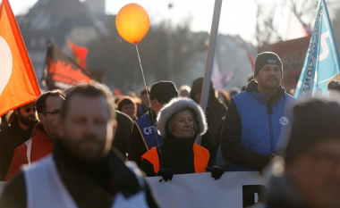 Francezët kundër reformës së pensioneve, nuk i ndalin protestat