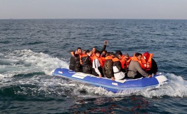 “Kalimet me varka të shqiptarëve në Britaninë e Madhe, bien me 93%”, “Telegraph”: Rritet numri i emigrantëve turq