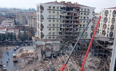 Tërmeti vdekjeprurës, Turqia shtyn të gjitha ndeshjet e futbollit