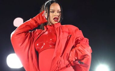 Rihanna surprizon në shfaqjen e Super Bowl, njofton papritur shtatzëninë e dytë