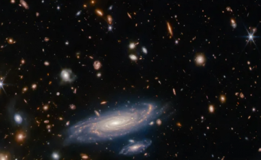 Teleskopi James Webb kap një galaktikë të ngjashme me Rrugën e Qumështit një miliard vite dritë larg