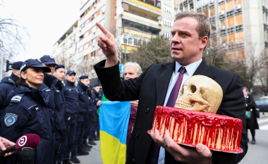 Aktivisti i dërgon “tortën e vdekjes” ambasadës ruse në Beograd: Sot në Serbinë e pushtuar…