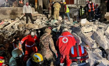 Shpresa vdes e fundit! Pas 110 orësh nën rrënoja, shpëtohen 3 persona në Siri