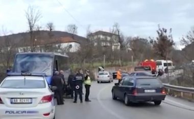 Po shkonin në ekskursion, autobusi me nxënës përplaset me makinën në rrugën Librazhd-Përrenjas