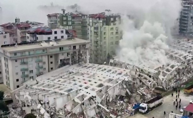 Tërmeti katastrofik në Turqi, shiu dhe dëbora pengojnë misionin e shpëtimit