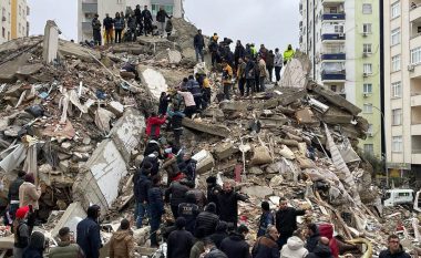 Ekspertët mbajnë “ndezur” shpresat: Njerëzit nën rrënoja mund të mbijetojnë deri në 7 ditë