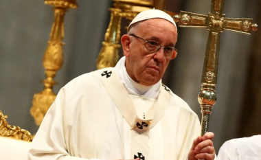 Papa Françesku: Jam i hapur për një takim me Zelenskyn dhe Putinin