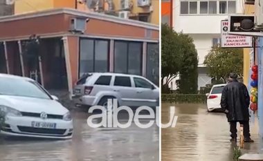 “Dy pika” shi përmbytin rrugët në Lezhë, bllokohen hyrjet e pallateve nga uji