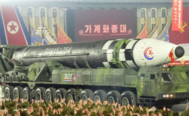 Koreja e Veriut lëshon raketa ndërsa Uashingtoni dhe Seuli përgatiten për stërvitje ushtarake