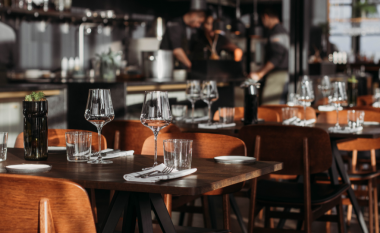 Shpenzojmë 400 milionë euro në vit për bare e restorante, por numri i lokaleve po bie me shpejtësi
