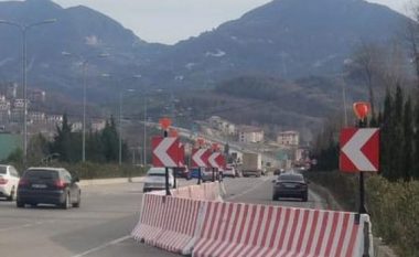 Merr flakë në lëvizje  një furgon në hyrje të Tiranës