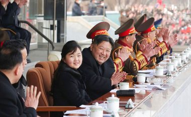 Kim Jong Un nxjerr për herë të gjashtë vajzën e vogël në publik, shijojnë ndeshjen e futbollit së bashku