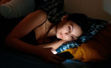 Flini më pak se 6 orë gjatë natës? Mund të jetë shkaku i problemit të përhapur shëndetësor