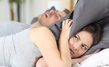 Si të eliminoni gërhitjet gjatë gjumit