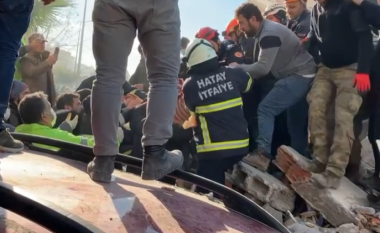 Ende shpresë në Turqi, nxirret e gjallë nga rrënojat një grua