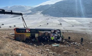 Përmbyset autobusi me pasagjerë në Turqi, 8 të vdekur dhe 35 të lënduar