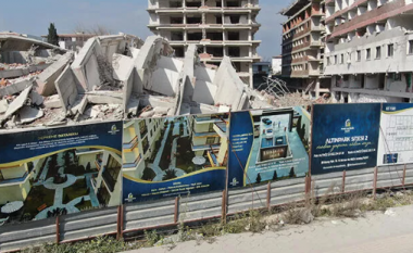 “Rezistent ndaj tërmeteve”, ndërtesës në Turqi i mbeten veç tabelat reklamuese pas lëkundjeve sizmike