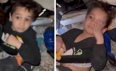 VIDEO/ Prekëse, fëmijën e kishte zënë gjumi nën rrënoja, ekipi i shpëtimit i thotë mirëngjes