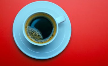 “Janë më aktivë, por flenë më pak”, çfarë thotë studimi më i ri për personat që pinë kafe