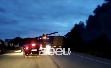 Aksident në Elbasan-Peqin, kamioni përplaset me trailerin