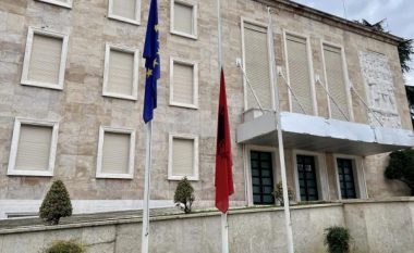 Tragjedia me 57 viktima në Greqi, flamuri shqiptar ulet në gjysmë shtizë