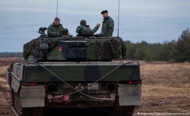 “Nuk kemi kohë”, DW: Leopard për fillestarët – kursi i ushtarëve ukrainas në tanket gjermane