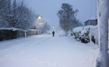 Stuhia e borës godet Britaninë, kaos në qarkullim