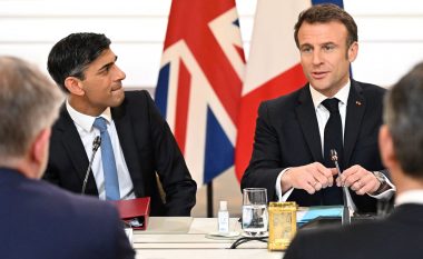 Sunak dhe Macron nënshkruajnë marrëveshje, Britania do të ndihmojë në financimin e qendrës së paraburgimit në Francë për emigrantët e paligjshëm