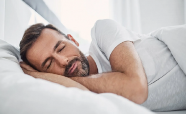 A ju duhen vërtet tetë orë gjumë për trup të shëndetshëm?