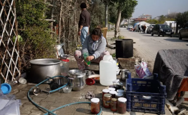 Tërmetet shkatërrues me mbi 57 mijë viktima, të mbijetuarit jetojnë të frikësuar në rrugët e Turqisë
