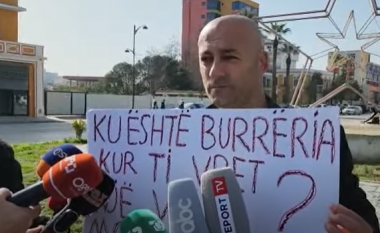“Ku është burrëria kur ti vret një vajzë?”, qytetari proteston i vetëm në qendër të Fierit për krimin makabër në Tiranë