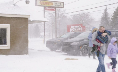 Stuhia e dëborës “gjunjëzon” SHBA-të, gjysmë milion familje pa energji elektrike