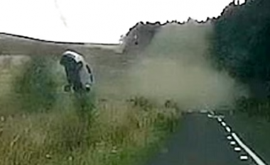 Aksident i frikshëm,  “fluturon” makina, rrotullohet 5 herë, shoferi shpëton mrekullisht (VIDEO)