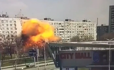 Rusia bombardon pallatin 9-katësh në Zaporizhia, një i vrarë dhe 25 të plagosur (VIDEO)