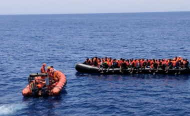 Fundosen 2 anije në Tunizi, vdesin 29 emigrantë