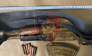 EMRI/ Mbante kallashnikov pa leje në banesë, në pranga një 73-vjeçar në Tropojë
