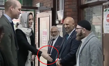 Bëhet virale, momenti i sikletshëm i Kate Middleton kur takoi kryetarin e komunitetit mysliman në Londër (VIDEO)