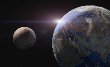 Shkencëtarët: Hëna po largohet dalëngadalë nga Toka