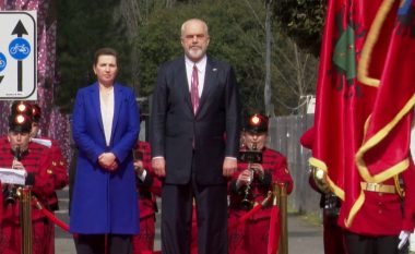 Rama pret me ceremoni shtetërore kryeministren e Danimakrës (VIDEO)
