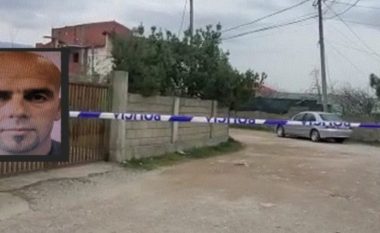 Albeu: “A je penduar?” Dan Hutra del sot para gjykatës për masakrën në Tiranë, “kyç” gojën pas kafazit prej xhami