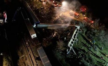 Drita të forta dhe flakë, dalin pamjet tmerruese të momentit të përplasjes së dy trenave në Greqi