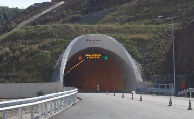 Aksident te tuneli i Elbasanit, kamioni përplas makinën