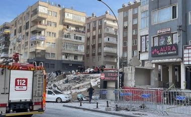Tjetër tragjedi në Turqi, pallati i dëmtuar nga tërmeti shëmbet, raportohet për viktima dhe persona të zhdukur