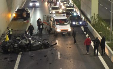 Mjeti “fluturoi” nga mbikalimi dhe ra sipër një makine tjetër: Si ndodhi aksidenti me dy viktima në Tiranë