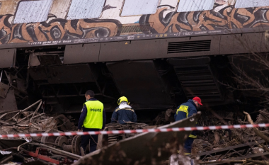 Përplasja e trenave në Greqi, dëshmitë rrëqethëse: Po gjenim njerëz të vdekur në fusha, në vagonët e parë s’kishte të gjallë