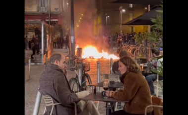 Parisi digjet, çifti shijon i pashqetësuar një gotë verë mes flakëve dhe tymit (VIDEO)